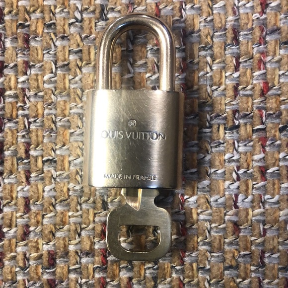 Louis Vuitton LV Gold Padlock Lock & Key 322 - Picture 8 of 11